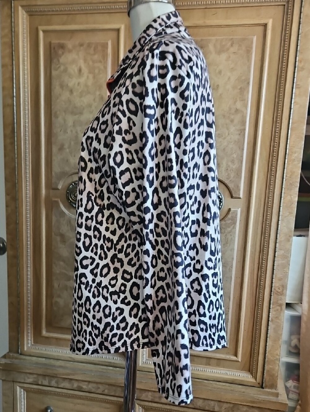Chico's Long Sleeve Leopard Print Pullover with Orange Zip Size 2 - Picture 3 of 8